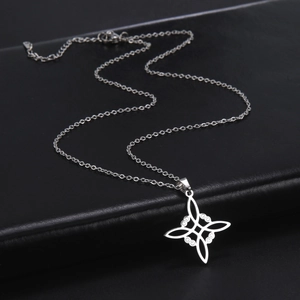 Collier avec pendentif nœud de sorcière argenté poli sur support en cuir noir élégant