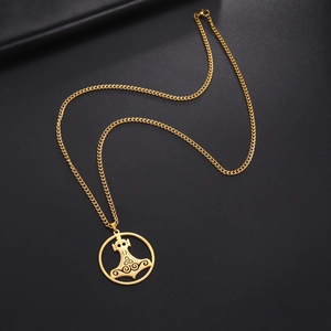 Detailansicht des goldenen Wikinger-Mjölnir-Anhängers mit keltischem Knotenmuster