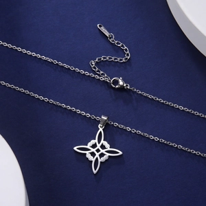 Vue détaillée du collier nœud celtique argenté avec gravure S.STEEL sur la chaîne en acier