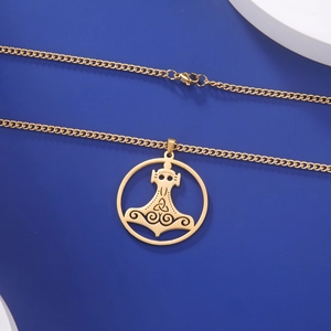 Detaillierte Nahaufnahme des goldenen Wikinger Mjölnir Anhängers mit Keltischen Knoten