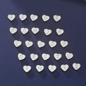 Ensemble de pendentifs cœur en acier inoxydable poli avec lettres A-Z sur fond bleu