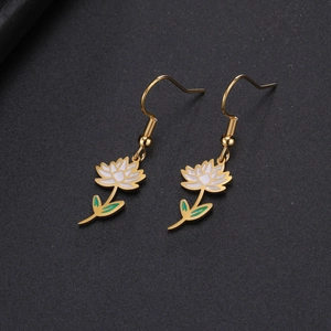 Détails des boucles d'oreilles lotus en émail blanc avec placage or et feuilles vertes