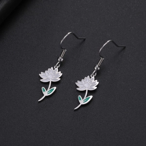Détails des boucles d'oreilles fleurs en acier argenté avec émail blanc et vert