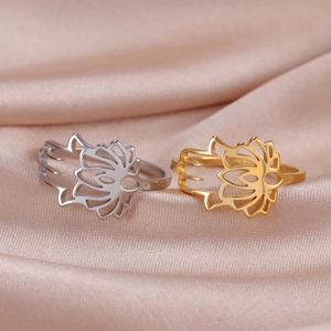 Bagues ajourées vintage Hamsa et lotus en or et argent sur fond de soie douce