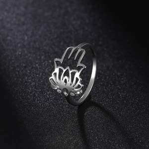 Macro de la main de Hamsa et fleur de lotus, gravure évidée sur la bague en argent vintage