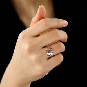 Bague vintage argentée ajourée avec motif Main de Fatma et fleur de lotus au doigt