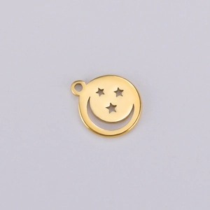 Détail macro du pendentif étoile en acier inoxydable plaqué or 18K au design ajouré