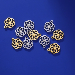 Detalle de dijes de nudo celtico en oro y plata para creación de joyería artesanal DIY