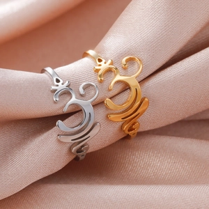 Polierte Om-Symbol Offene Ringe in Gold und Silber für Yoga-Liebhaber