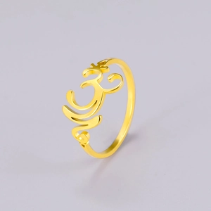 Polierter goldener Om-Ring im minimalistischen Yoga-Stil mit verstellbarem Design