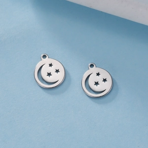 Vue détaillée des pendentifs lune et étoiles en acier inoxydable argenté pour bijoux DIY