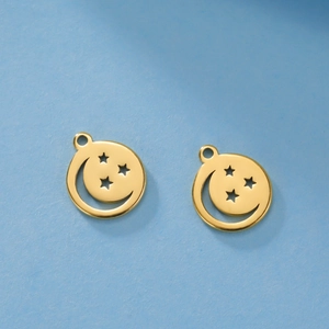 Vue détaillée de pendentifs célestes plaqués or 18K avec motifs lune et étoiles