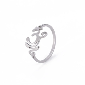 Polierter Ring aus Titanstahl mit filigranem hohlem Om-Symbol für Yoga-Liebhaber