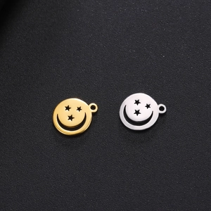 Pendentif visage souriant avec yeux étoilés en acier inoxydable doré et argenté