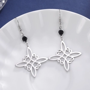 Minimalistische silberne Keltische Knoten-Ohrringe mit schwarzen Steinen auf Keramik