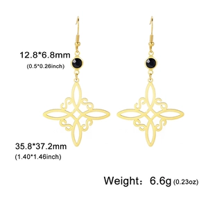 Goldene keltische Knoten Kreuzohrringe mit schwarzen Edelsteinen und Größenangaben