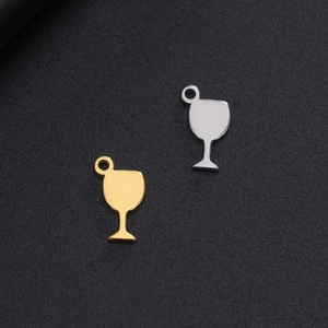 Vue détaillée des pendentifs verre à vin en or et argent pour bijoux faits main