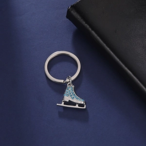 Vue détaillée du porte-clés patin à roulettes en strass bleu clair sur fond sombre