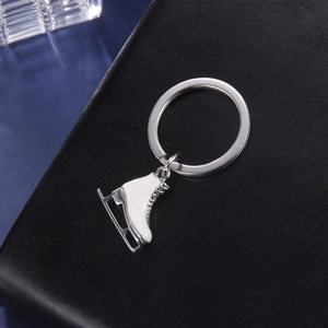 Vue détaillée du porte-clés patin à glace avec strass sur un support en cuir noir