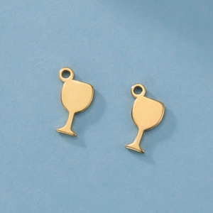 Détail de deux breloques en forme de verre à vin dorées pour la création de bijoux DIY