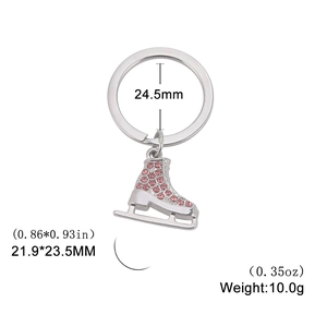 Vue détaillée du porte-clés patin à glace avec strass roses et dimensions exactes