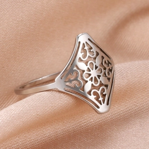 Polierter silberner Blumen-Hohlring mit Vintage-Schild-Design auf Champagner-Seide