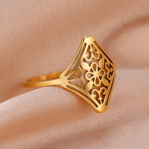 Vintage-Ring mit hohlen Blumen, rautenförmig, vergoldet auf rosa Seide