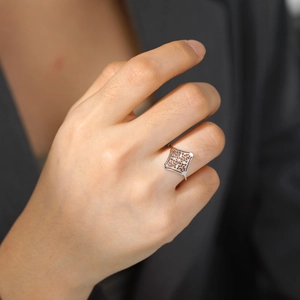 Vintage Silberring mit hohlem Blumenmuster im quadratischen Design am Finger