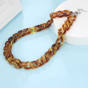 Dettaglio della collana a catena in acrilico ambrato con chiusura in metallo argento regolabile