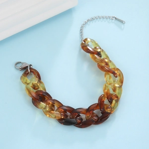 Dettaglio del bracciale a catena in resina ambrata con chiusura a moschettone in argento