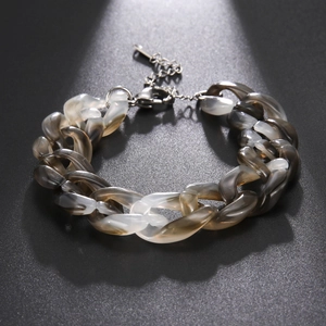 Dettaglio del bracciale in acrilico marmorizzato con chiusura in metallo e catenella