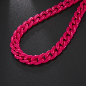 Dettaglio ravvicinato di catena in acrilico rosa acceso con finitura lucida e punk