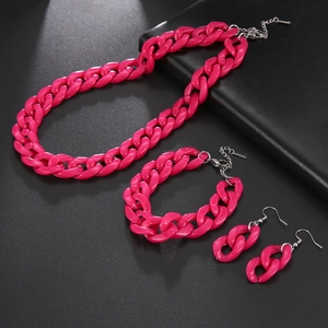 Set di gioielli in acrilico rosa acceso con collana a catena, bracciale e orecchini