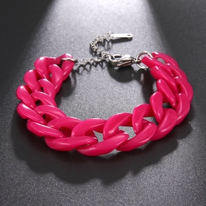 Dettaglio di un bracciale a catena spessa in acrilico rosa acceso con chiusura a moschettone