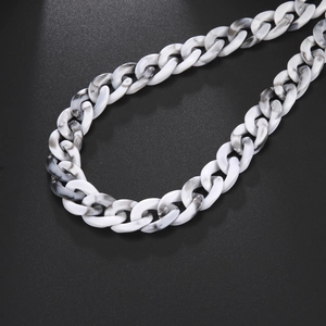 Dettaglio di una collana a catena grossa in acrilico effetto marmo grigio su nero