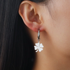 Pendientes de aro con trébol de acero inoxidable pulido para mujer con un estilo minimalista