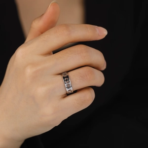 Zilveren roestvrijstalen ring met opengewerkte zon- en maanmotieven aan vinger