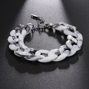 Macro di bracciale in acrilico marmorizzato bianco e nero con chiusura a moschettone