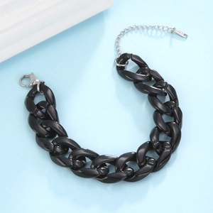Dettaglio del bracciale a catena in acrilico nero con chiusura a moschettone in argento