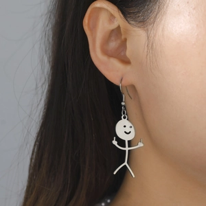 Primo piano dell'orecchino a forma di omino che fa il dito medio su una modella