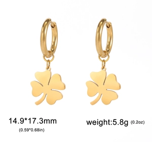Pendientes de trébol de cuatro hojas en acero inoxidable dorado con diseño de pétalos