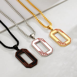 Détail du collier de baseball avec gravure de couture rouge et chaîne à mailles carrées