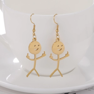 Orecchini a forma di omino dorato con gesto del dito medio su tazza in ceramica