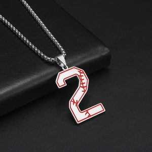 Gros plan du pendentif baseball numéro 2 avec coutures rouges sur une chaîne en acier