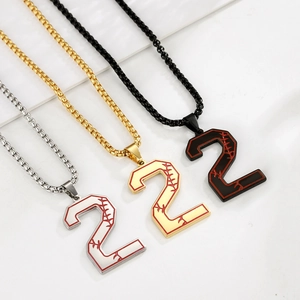 Détails de trois pendentifs baseball numéro 2 en finitions argent, or et noir mat