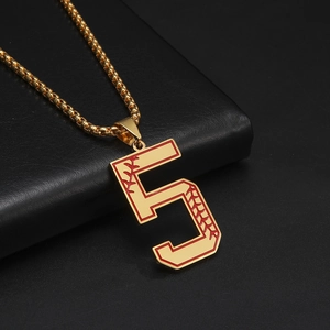 Gros plan du pendentif doré numéro 5 avec détails de couture de baseball rouges sur la chaîne