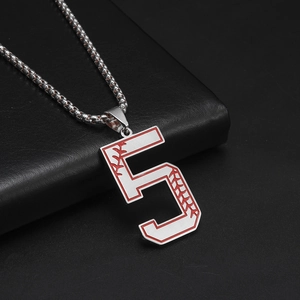 Détail du pendentif chiffre 5 chanceux avec coutures de baseball rouges et chaîne box