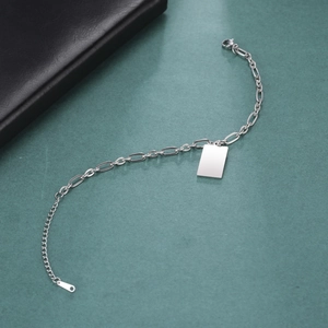 Macro-opname van gepolijste zilveren armband met rechthoekige plaat en ovale schakels