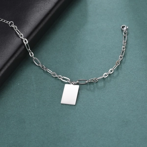Detail van hip-hop titanium stalen armband met ovale schakels en rechthoekige hanger