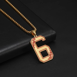 Vue macro du pendentif numéro 6 doré avec coutures de baseball rouges et chaîne box